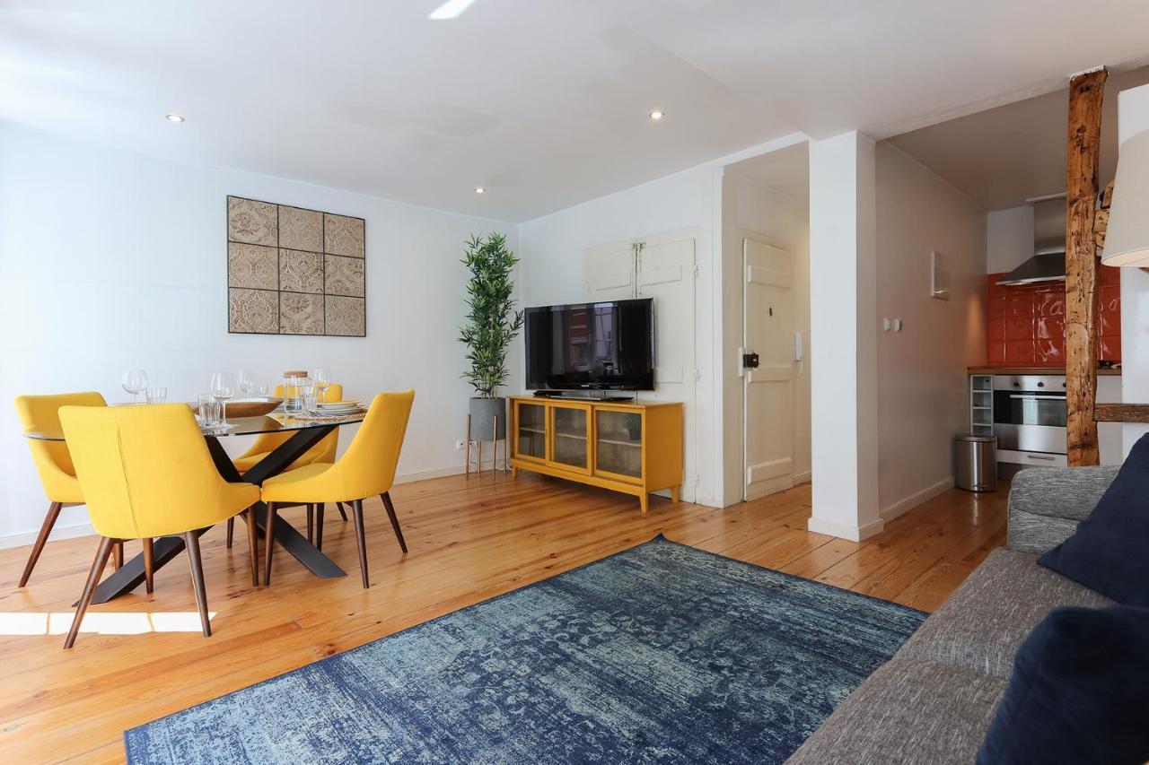 Charming And Stylish Downtown Apt In XIX Century Building Lisbon Exterior photo