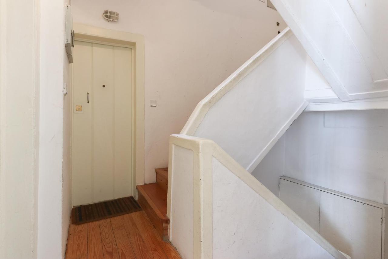 Charming And Stylish Downtown Apt In XIX Century Building Lisbon Exterior photo