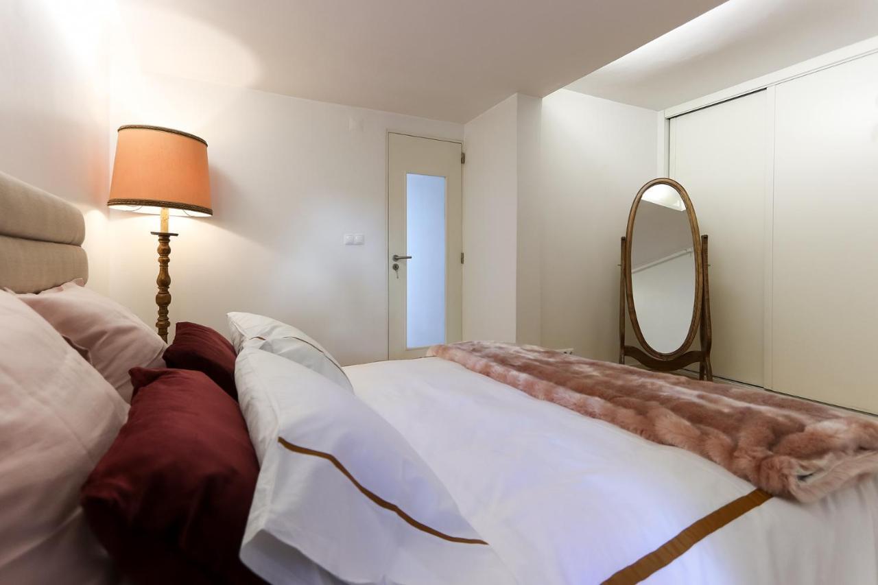 Charming And Stylish Downtown Apt In XIX Century Building Lisbon Exterior photo