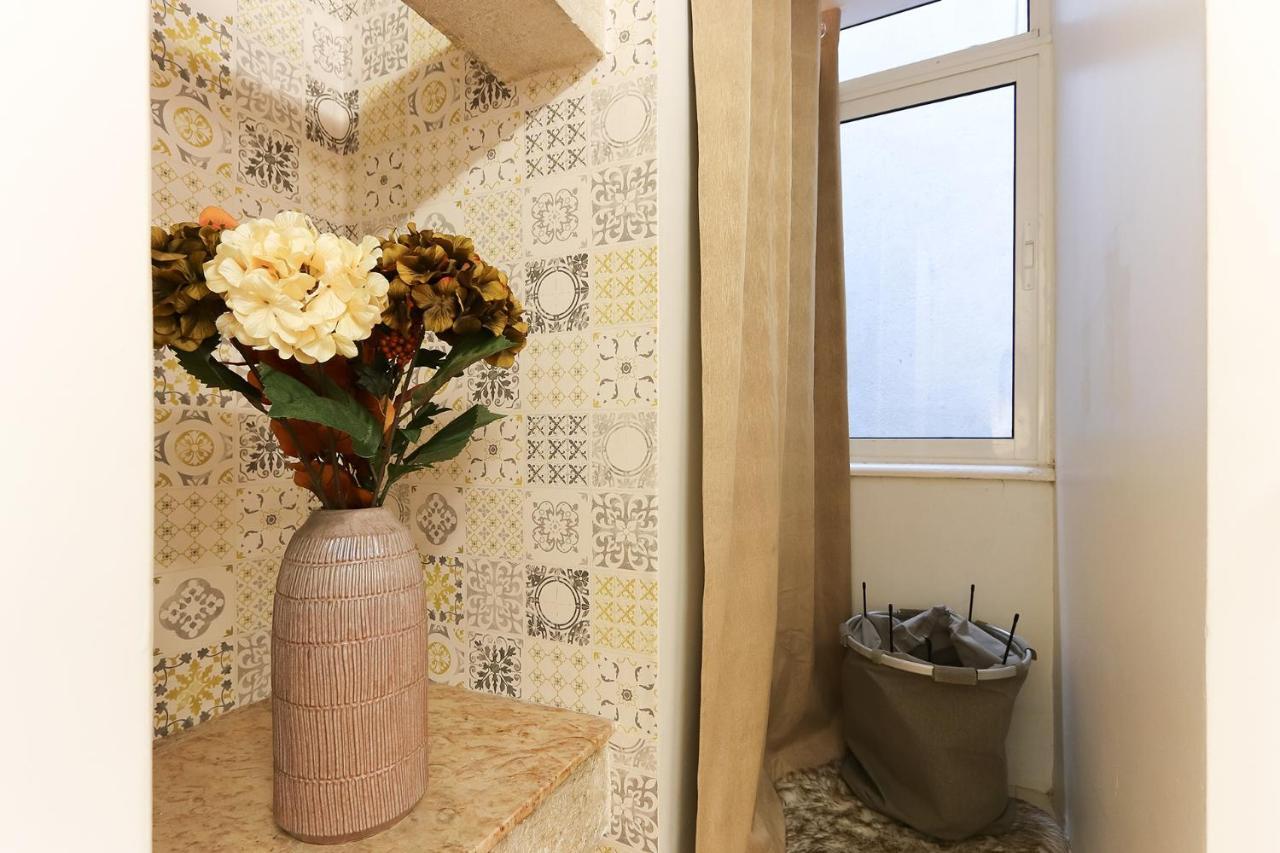 Charming And Stylish Downtown Apt In XIX Century Building Lisbon Exterior photo